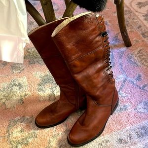 Leather and fleece rear lace up boots. Inner zipper for easy slip on. Size 7